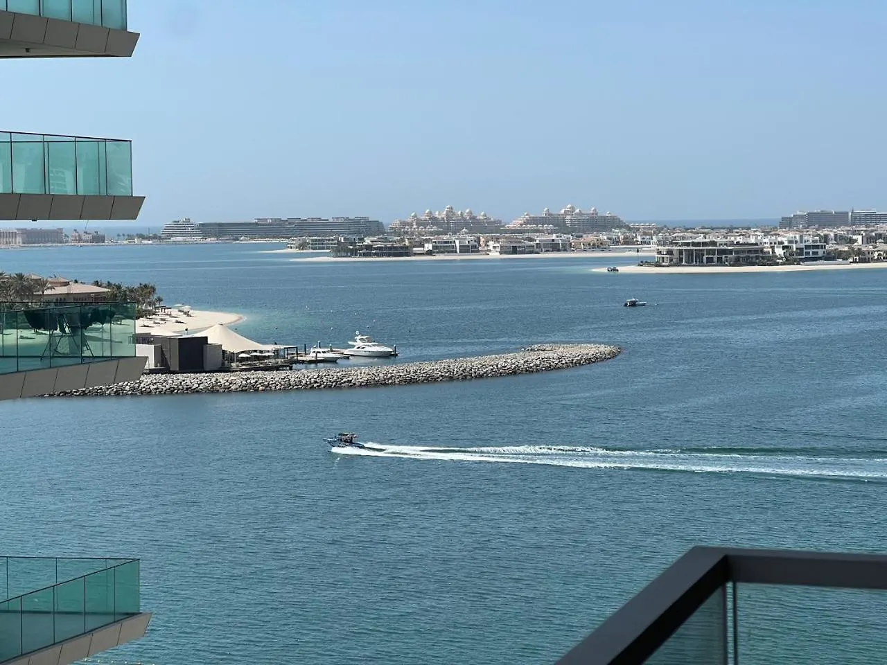 아파트 White Sage Sun And Sand 1Br At Beach Isle Emaar Beachfront 두바이