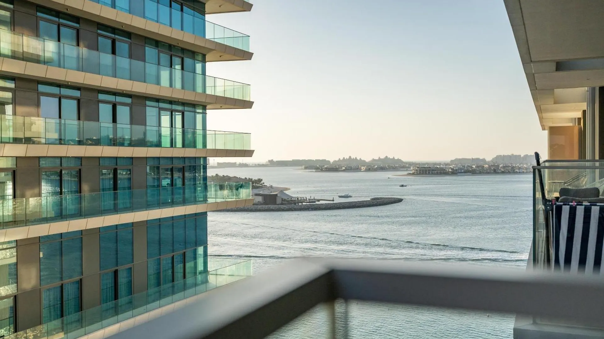 아파트 White Sage Sun And Sand 1Br At Beach Isle Emaar Beachfront 두바이