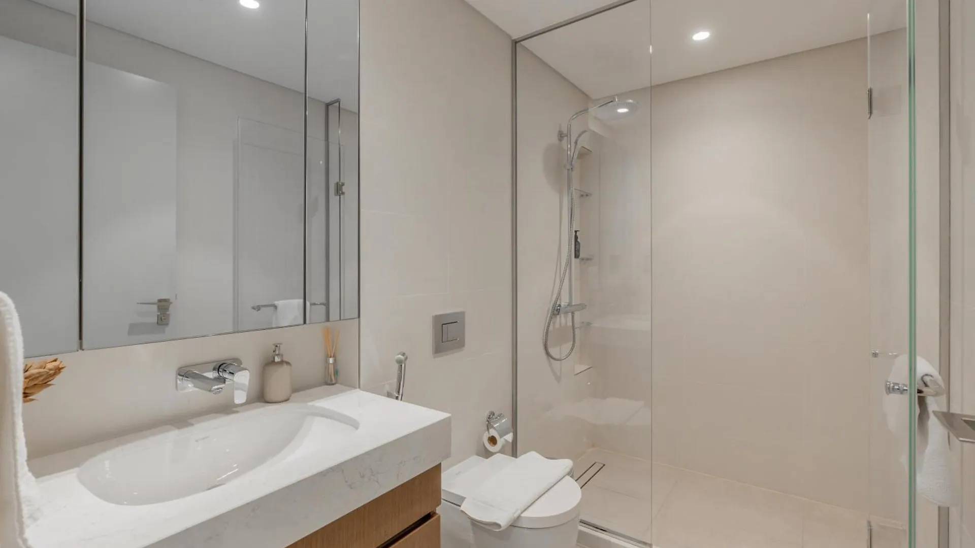 아파트 White Sage Sun And Sand 1Br At Beach Isle Emaar Beachfront 두바이