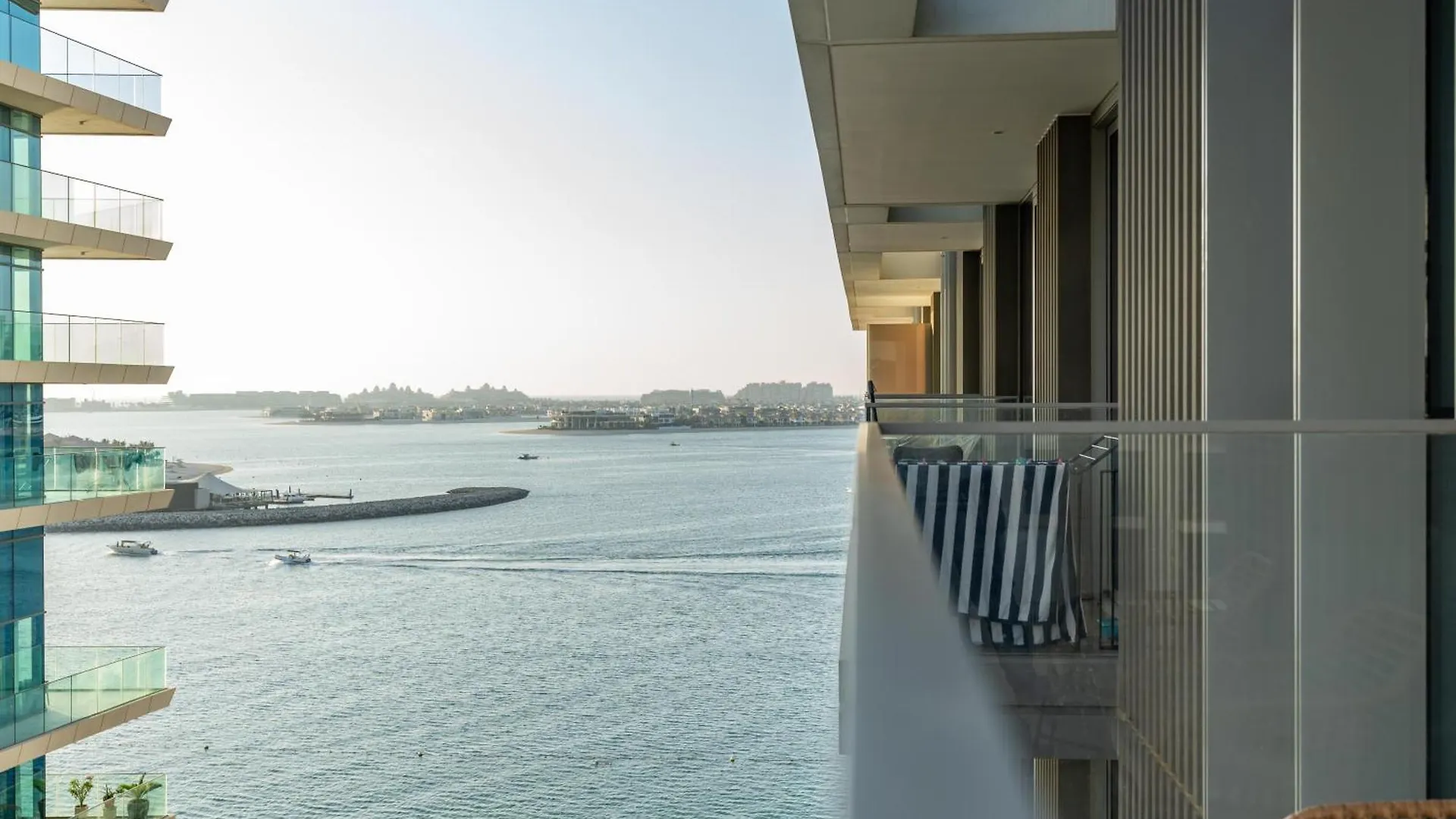 아파트 White Sage Sun And Sand 1Br At Beach Isle Emaar Beachfront 두바이 아랍에미리트